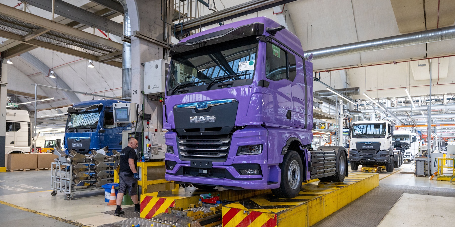 O homem inicia oficialmente a produção de caminhões EV