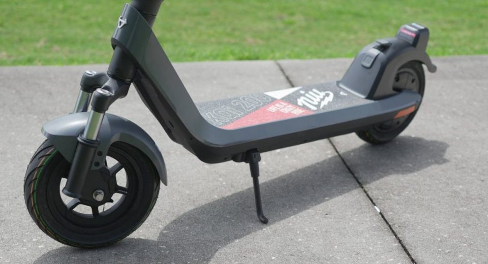 NIU KQi 200F review: An affordable folding electric scooter with a cool trick