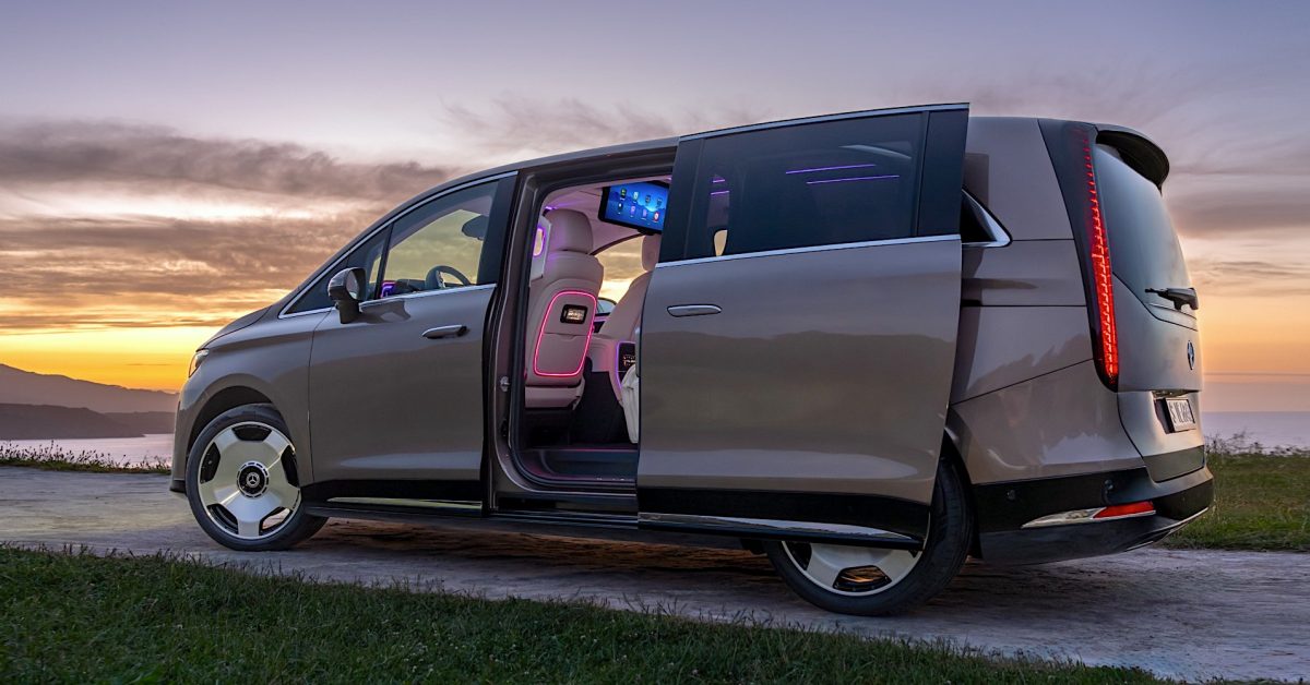 400 hp Mercedes-Benz VLE 300 combines limo luxury with lots of legroom