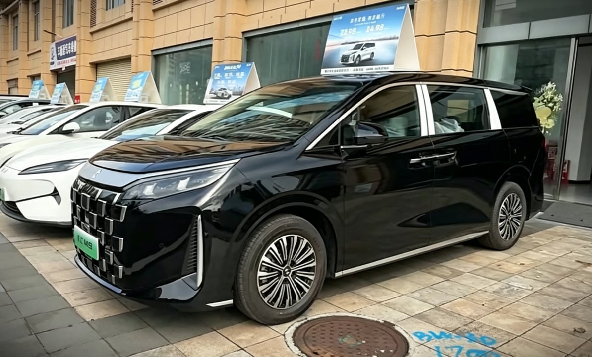 BYD Linghui M9 flagship hybrid van arrives at showrooms before official release