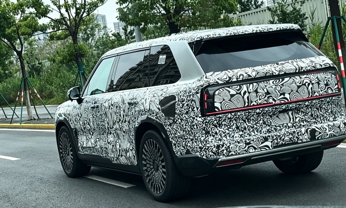 Camouflaged Zeekr 9X five seater with 5.2m spotted on road test ahead of global launch